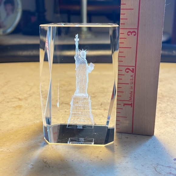Crystal statue of liberty paperweight - Picture 10 of 11